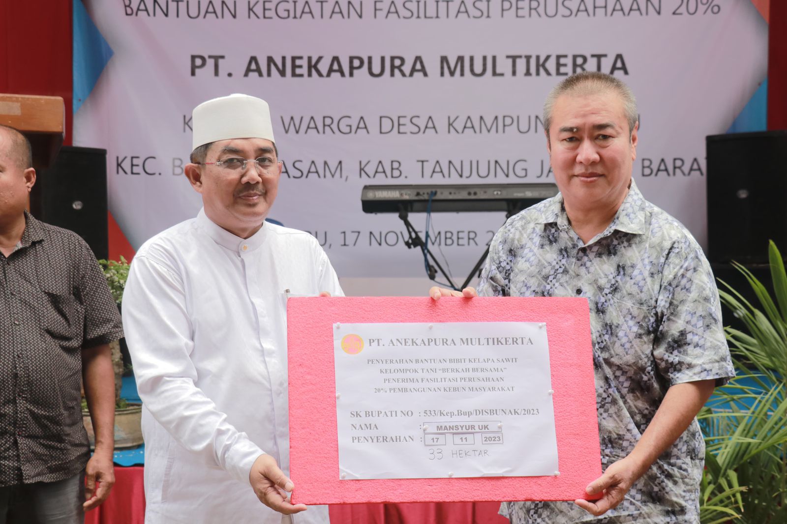 Bupati Tanjab Barat Hadiri Penyerahan Bantuan Kegiatan Fasilitasi Perusahaan PT. AMK kepada Warga Desa Kampung Baru