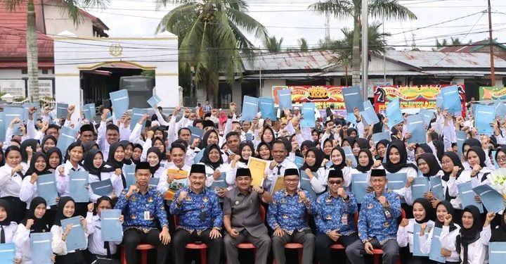 Bupati UAS Serahkan SK Kepada 1467 PPPK Formasi 2023