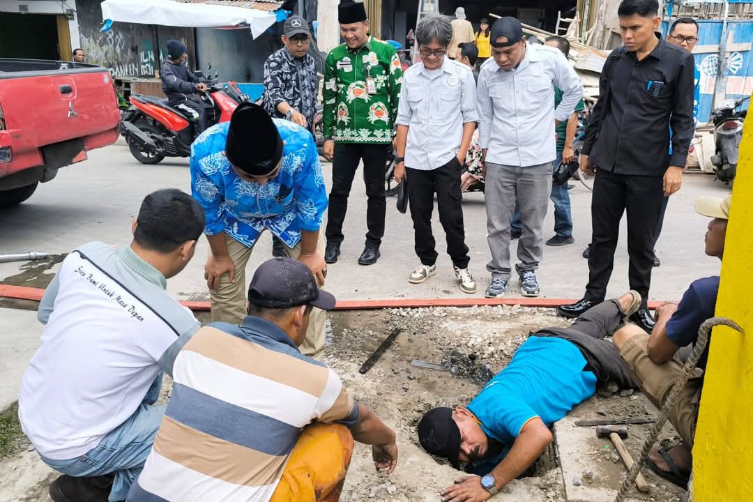 Wujudkan Kota Kuala Tungkal Bebas Genangan, Bupati Anwar Sadat Pantau Pembersihan Drainase
