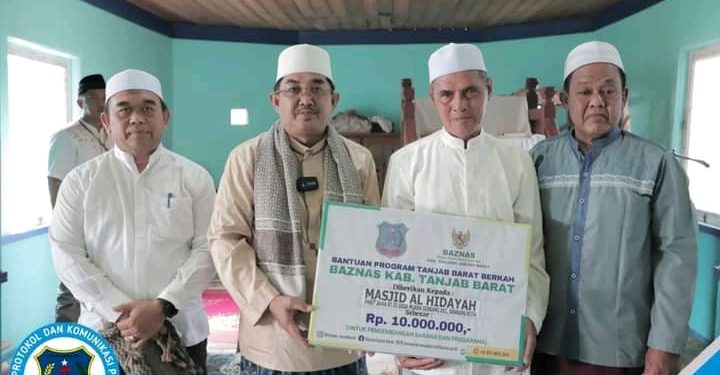 Bupati Tanjab Barat Kembali Laksanakan Safari Jumat di Masjid Al-Hidayah Seberang Kota