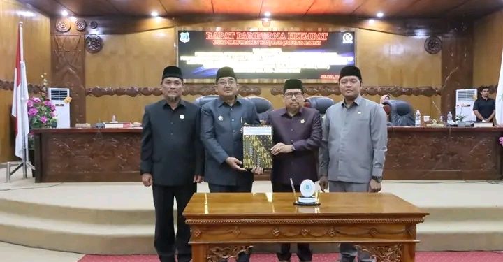 Bupati Tanjab Barat Hadiri Rapat Paripurna Penyampaian Nota Pengantar Raperda APBD Tahun 2023
